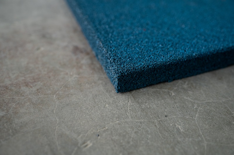 Gumová dlažba ECOTILE 500 x 500 mm - modrá detail